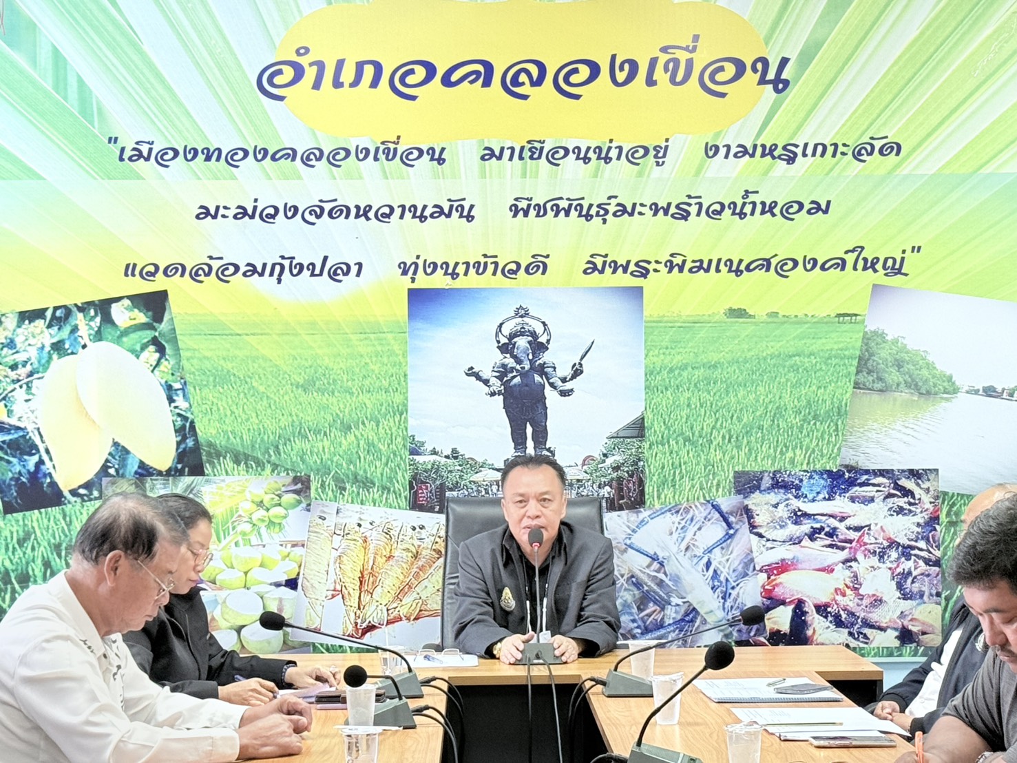 พช.คลองเขื่อน ดำเนินการประชุมติดตามและสนับสนุนการดำเนินงานกองทุนหมู่บ้านและชุมชนเมือง